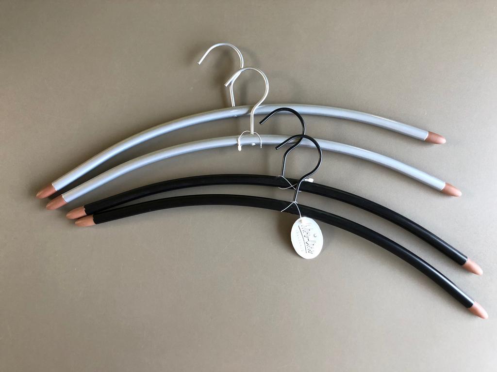 4 nieuwe metalen design kleerhangers/kapstokken - KOOPJE, Ophalen of Verzenden, Nieuw, Metaal, Volwassenen
