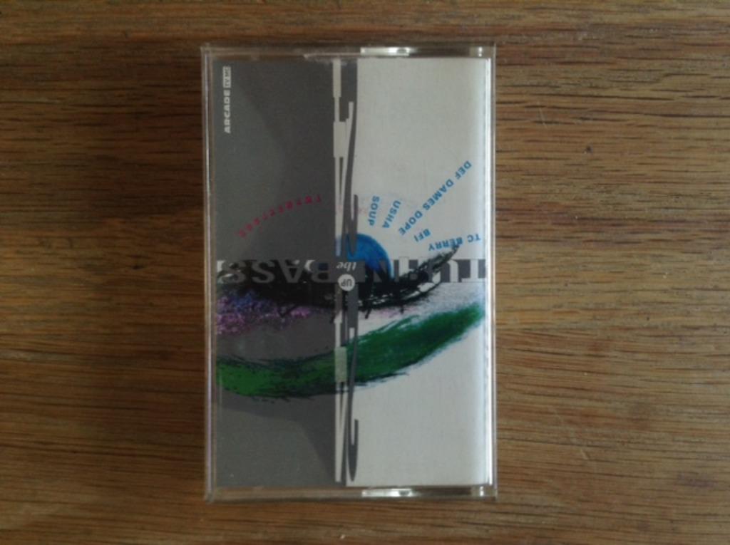 muziekcassette turn up the bass, Enlèvement ou Envoi, Originale, Comme neuf, Autres genres