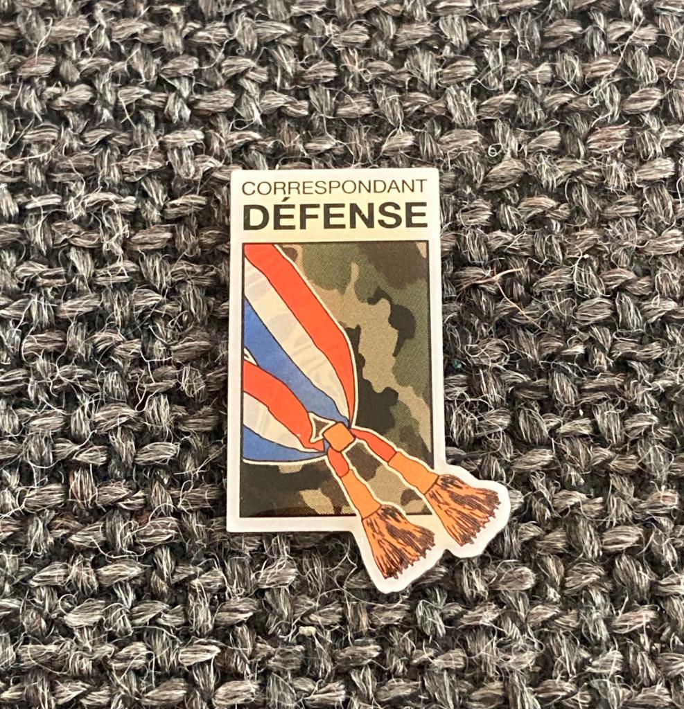 PIN - CORRESPONDENT DÉFENSE - ARMÉE - FRANCE - LEGER, Verzamelen, Speldjes, Pins en Buttons, Verzenden, Gebruikt, Overige onderwerpen