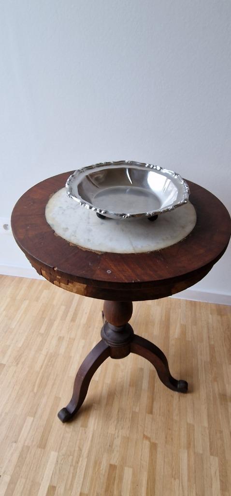 Argent (?) bol sur 3 pieds, Rond, Comme neuf, Enlèvement, Autres matériaux