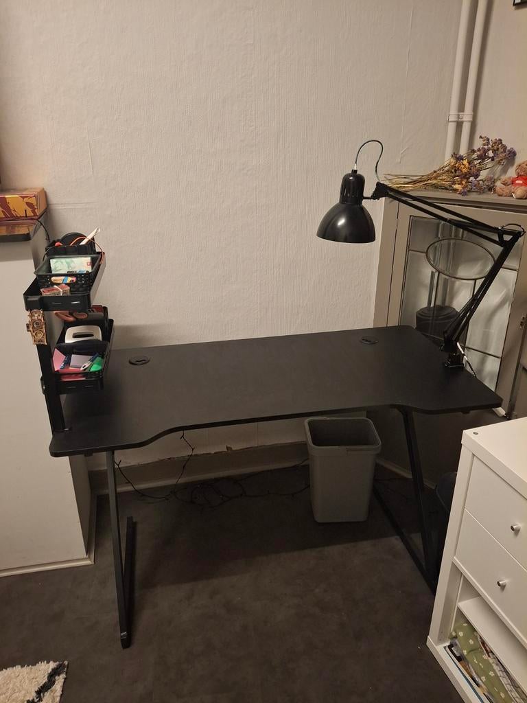 Zwarte bureau + eventueel accessoires, Ophalen, Zo goed als nieuw