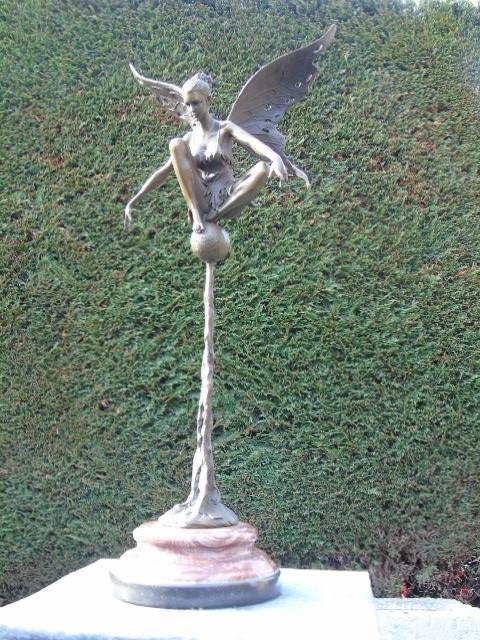 grande elfe en bronze sur marbre rose signé, CESARO, Enlèvement ou Envoi, Bronze