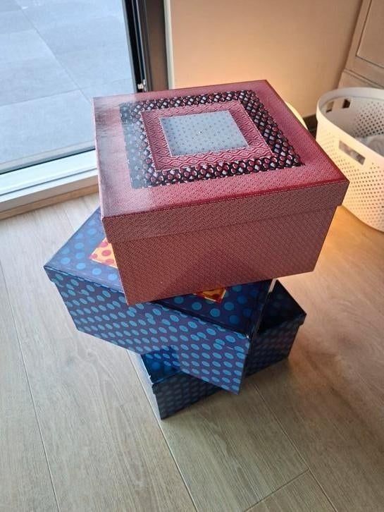 Drie decoratieve dozen, uit de ramen van een warenhuis, Ophalen