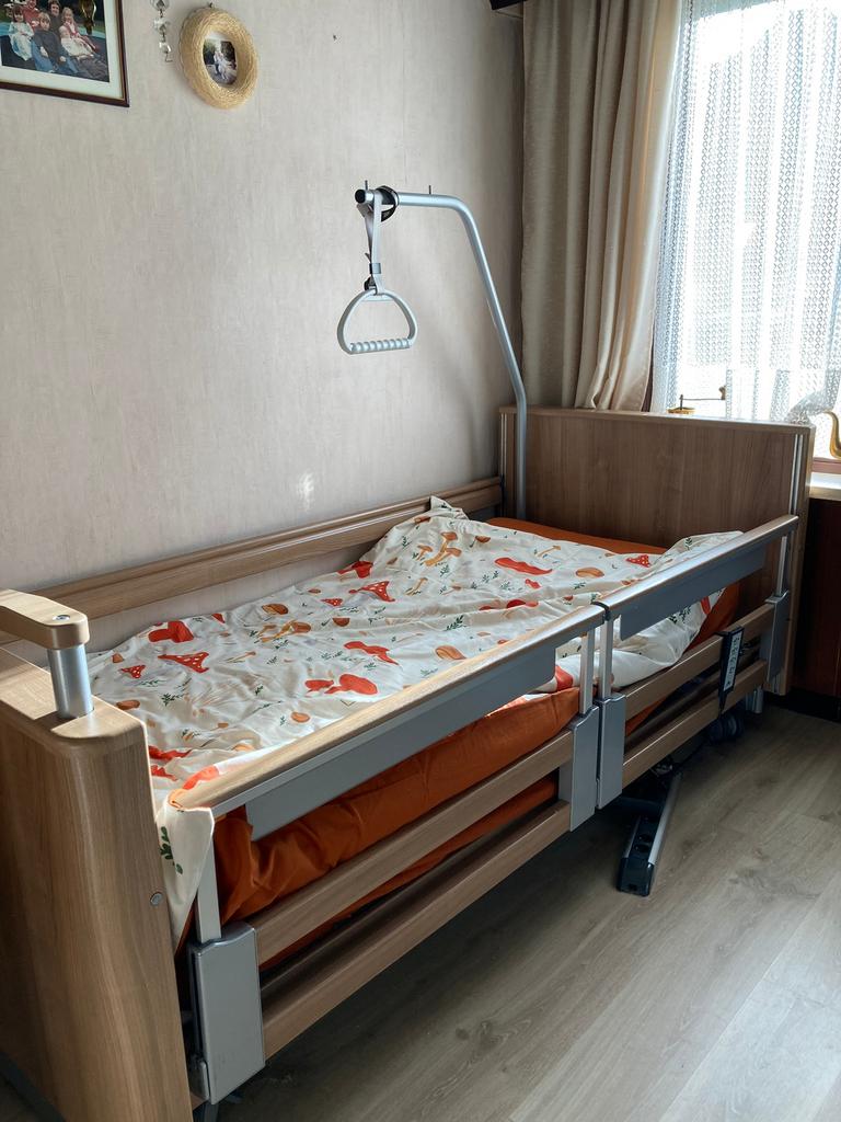 Ziekenhuis bed inovia 100 - elektrisch THUISLEVERING GRATIS, Diversen, Ophalen, Zo goed als nieuw