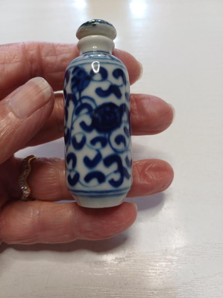 Chinees snuff flesje. Qing Dy . Bleu en white, Enlèvement