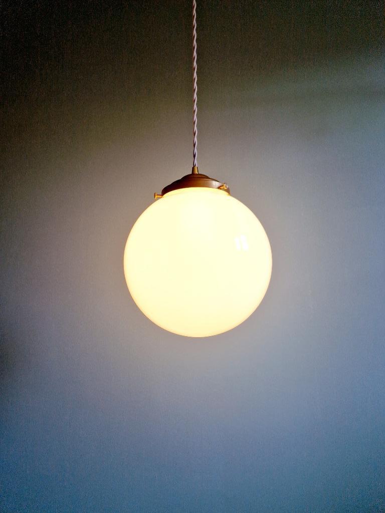 Suspension Art Déco avec globe opaline blanc, 1930, Antiquités & Art, Enlèvement ou Envoi