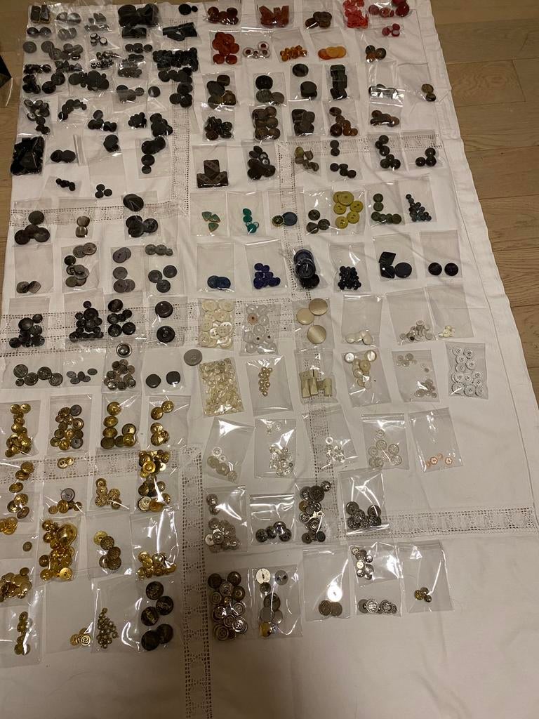Grand lot de boutons anciens  plus de 500 boutons, Hobby & Loisirs créatifs, Enlèvement ou Envoi, Comme neuf, Bouton ou Boutons
