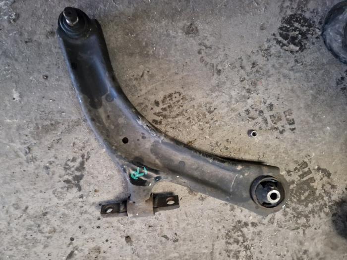 Bras de suspension avant droit d'un Nissan Qashqai, -, 3 mois de garantie, Utilisé, -
