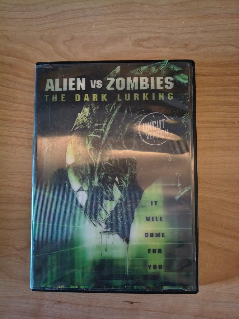 DVD Alien vs Zombies The Dark Lurking (Uncut Version), À partir de 16 ans, Enlèvement ou Envoi, Comme neuf, Vampires ou Zombies