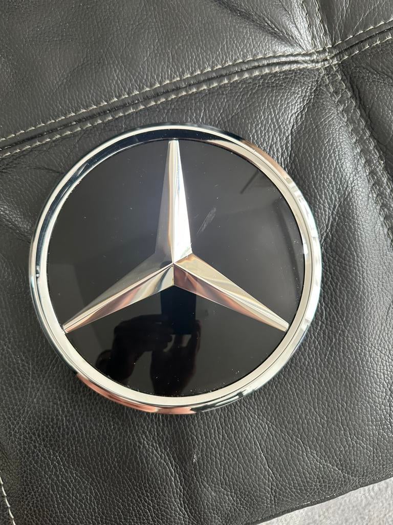 Zadelplaat met Mercedes-logo W205 OEM A0008880000, Ophalen, Mercedes-Benz