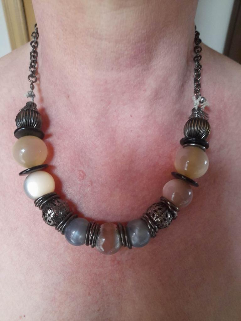 Dames halscollier met nep-parels, Handtassen en Accessoires, Kettingen, Met hanger, Kunststof, Gebruikt, Beige