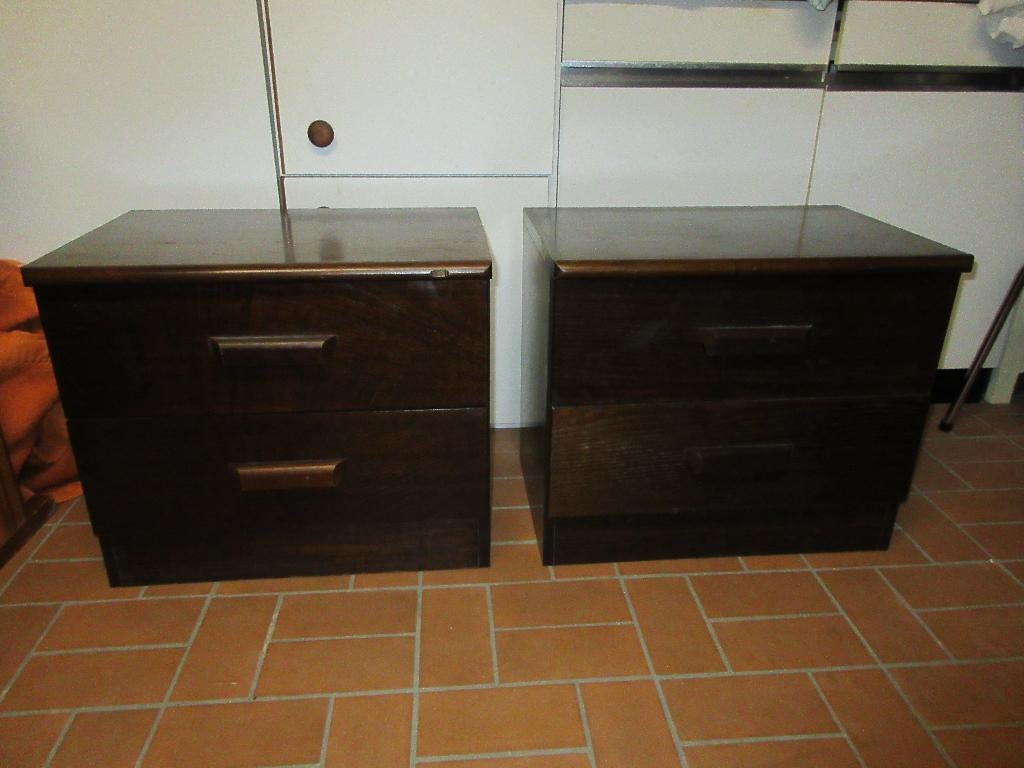 2 tables de nuit en bois foncé tables de chevet modernes, Antiquités & Art, Enlèvement