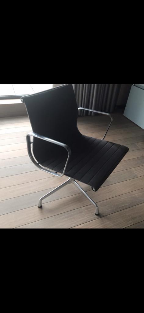 Vitra aluminium stoel van Charles & Ray Eames, Enlèvement, Comme neuf