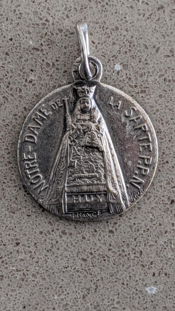 Medaillon zilver van Notre Dame de la Sarte PPN., Ophalen of Verzenden, Zo goed als nieuw, Sieraad, Christendom | Katholiek