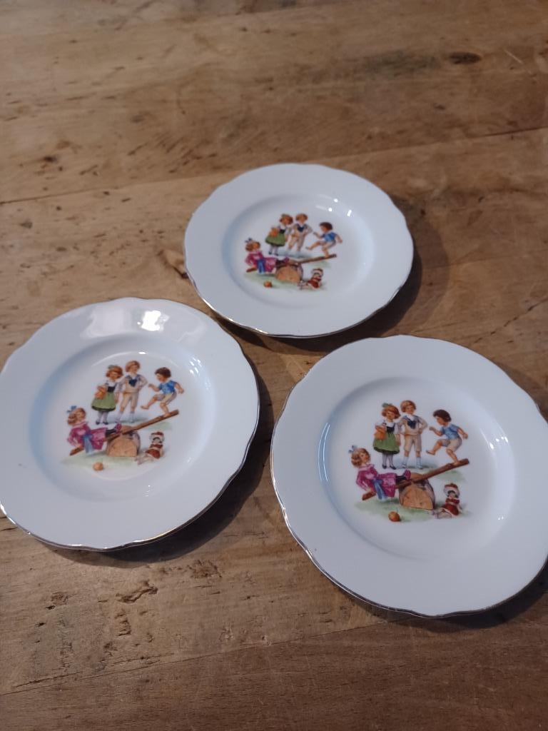 Porseleinen bordjes kinderservies aan 3 euro per stuk, Antiek en Kunst, Ophalen of Verzenden