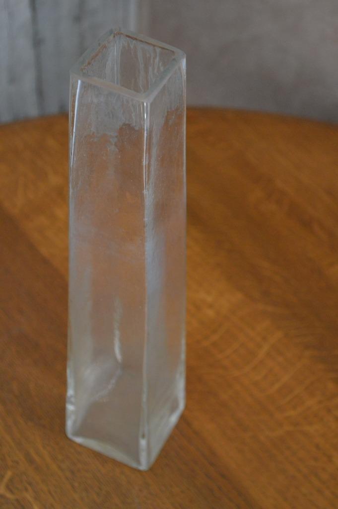 Vierkanten vaas onder breed boven smal glas, Huis en Inrichting, Overige kleuren, Ophalen of Verzenden, Minder dan 50 cm, Glas