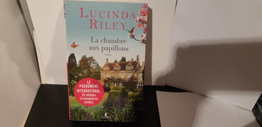 LUCINDA RILEY   LA CHAMBRE AUX PAPILLONS, Enlèvement, Comme neuf