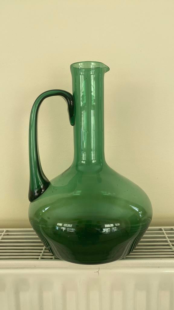 Oude grote karaf in glas en groen hoogte 28 cm