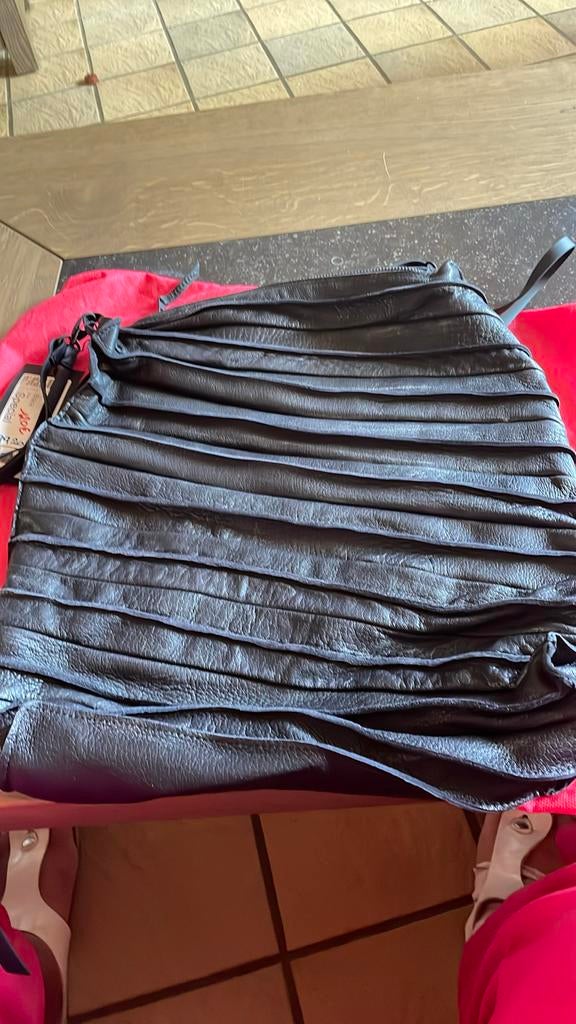 Handtas voor dames in nieuw zwart leer H 40 cm Lengte 35 cm, Overige merken, Verzenden, 25 tot 40 cm, Nieuw