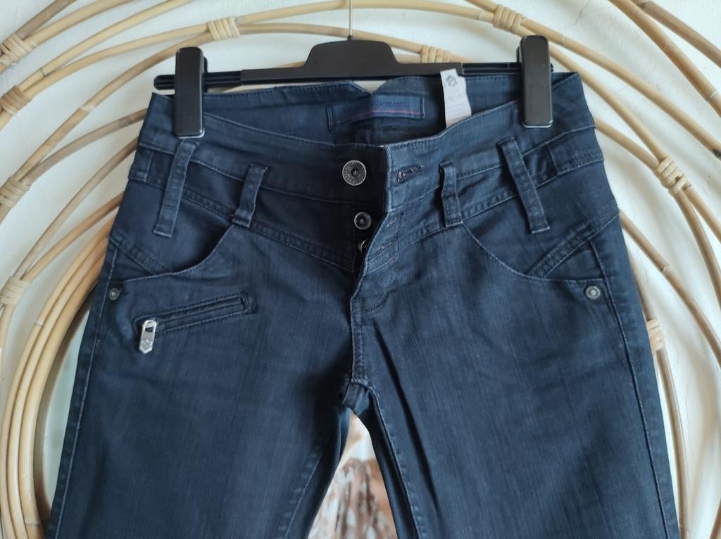 Lage zwarte jeans freemanT.porter maat 29 met knoopsluiting, Verzenden, Zwart, Zo goed als nieuw, Zeb