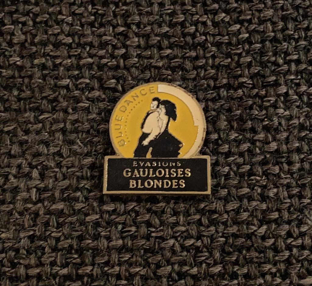 PIN - GAULOISES BLONDES - SIGARETTEN - CIGARETTES, Verzamelen, Verzenden, Gebruikt, Merk, Speldje of Pin