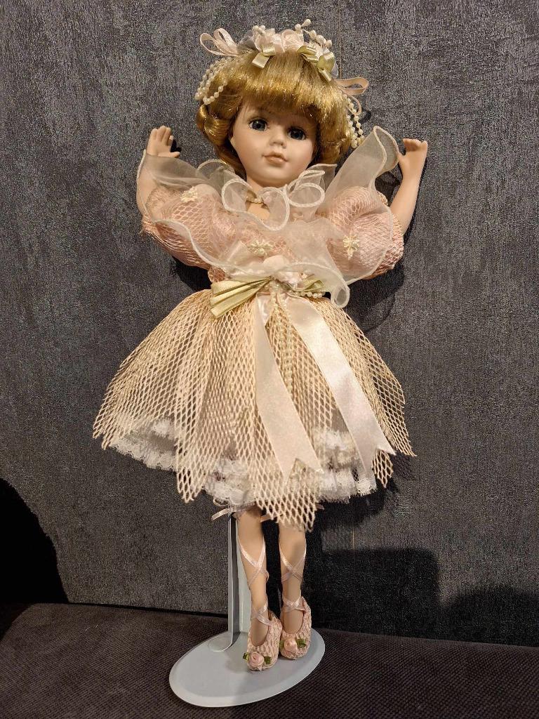 POUPÉE EN PORCELAINE, Antiquités & Art, Enlèvement ou Envoi