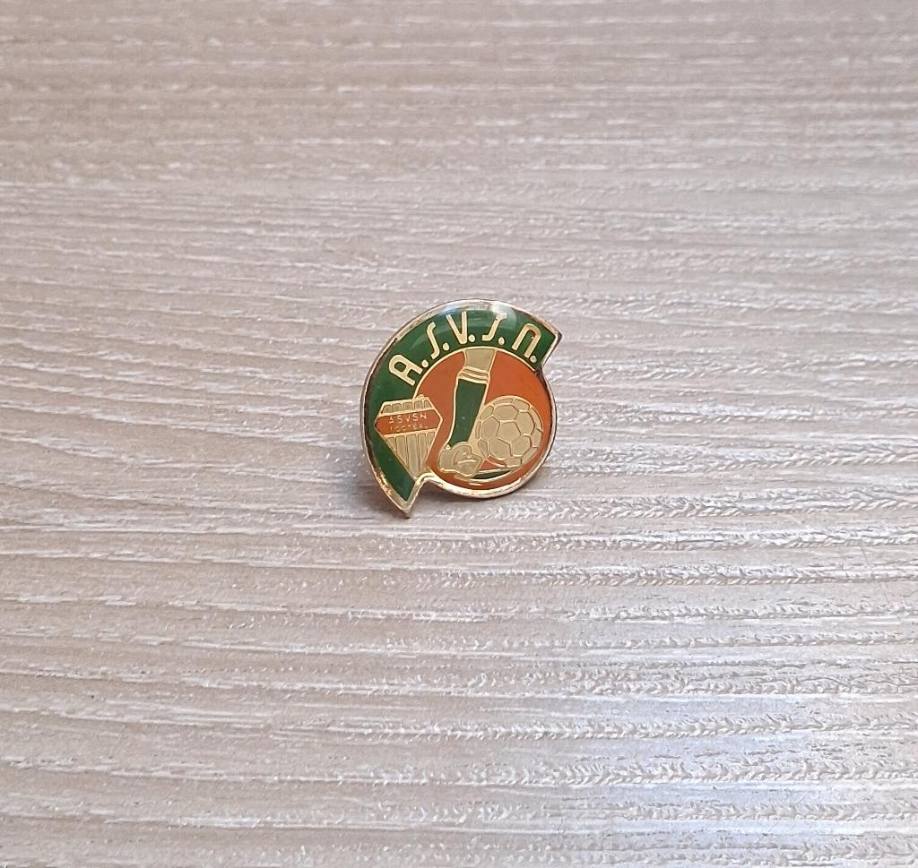PIN - ASVSN - VOETBAL - FOOTBALL, Verzamelen, Speldjes, Pins en Buttons, Verzenden, Gebruikt, Sport, Speldje of Pin