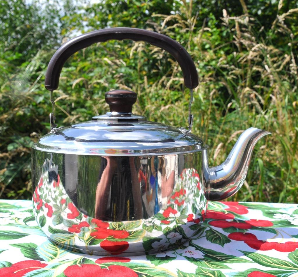 bouilloire en metal chromé marque TL neuve, Maison & Meubles, Enlèvement ou Envoi, Comme neuf