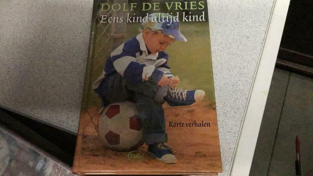 Dolf de Vries - Eens kind altijd kind(#), Ophalen of Verzenden, Zo goed als nieuw, Dolf de Vries