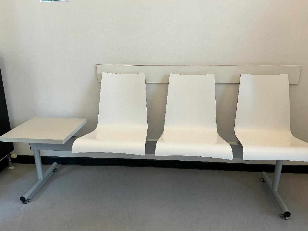 2 x aaneengeschakelde stoelen (3) voor ontvangstruimte, Ophalen, Gebruikt, Wit, Hout