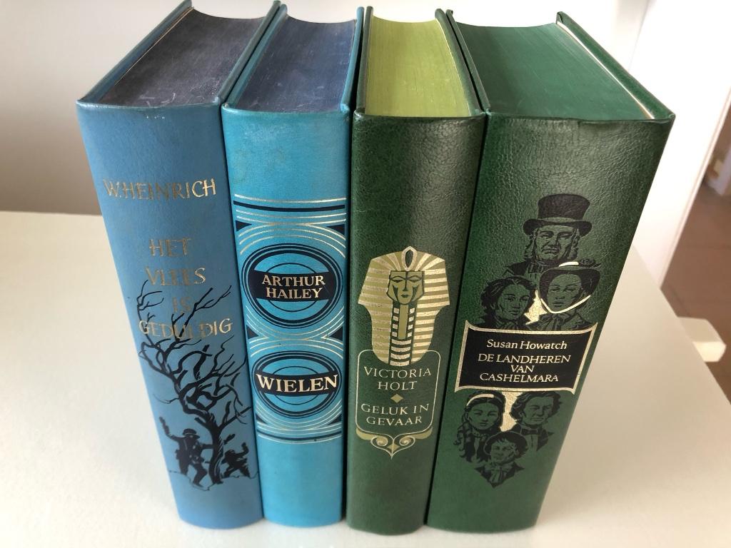 4 x  Boeken mooi bandontwerp ( Howatch, Holt , Hailey etc ), Ophalen of Verzenden, Zo goed als nieuw, Susan Howatch