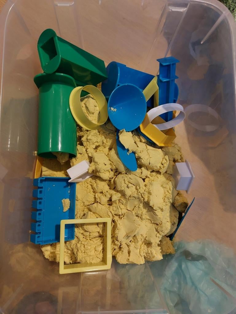 Kneedbaar zand met vormpjes, Ophalen of Verzenden, Zo goed als nieuw