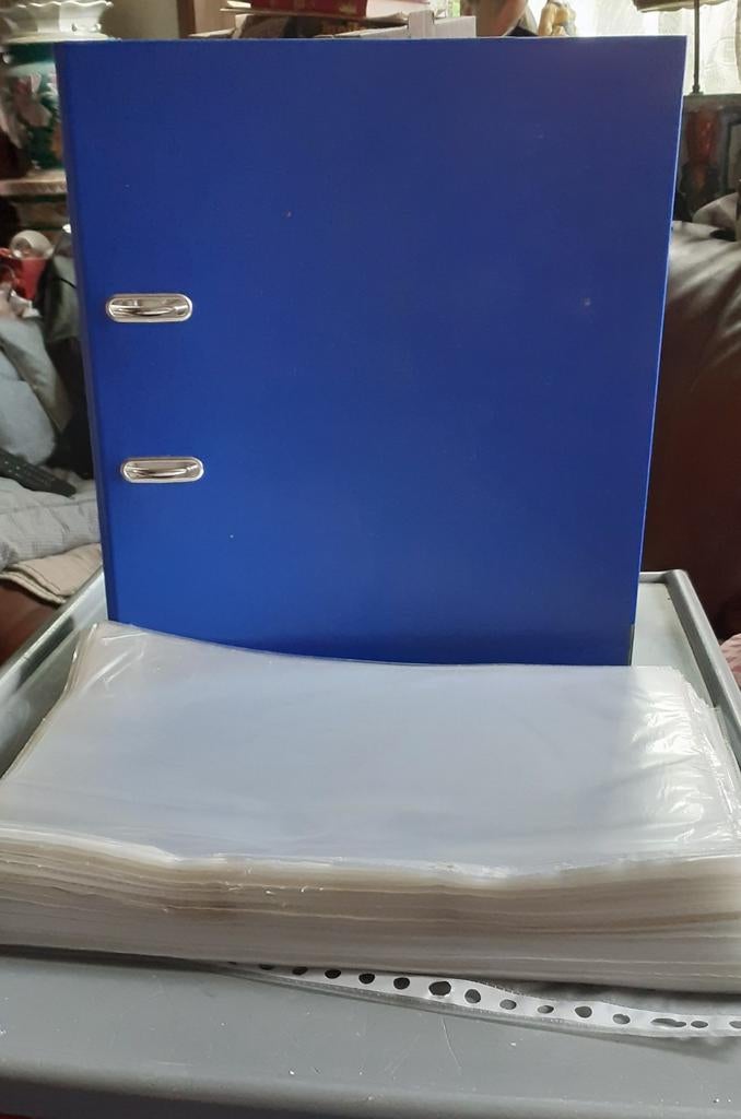Classeur A4 anneau levier + 136 chemises plastique, Enlèvement ou Envoi, Comme neuf