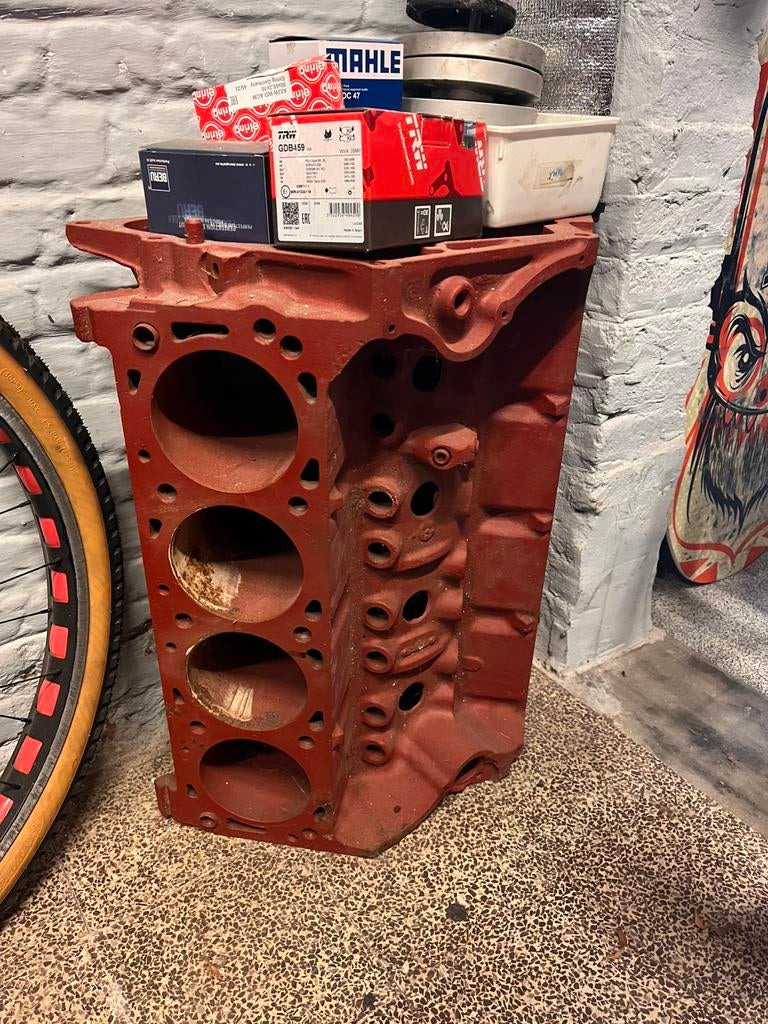 Bloc V8 pour faire une table., Enlèvement, Utilisé