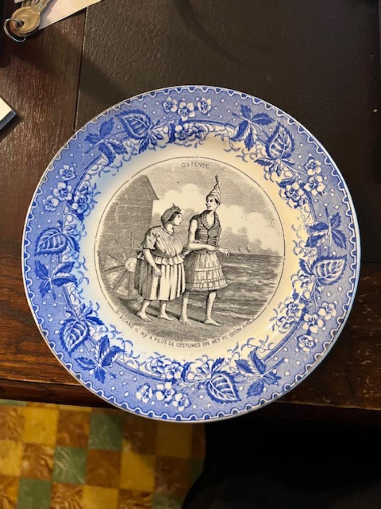 Ancienne assiette humoristique «assiette parlante» d'Ostende, Enlèvement