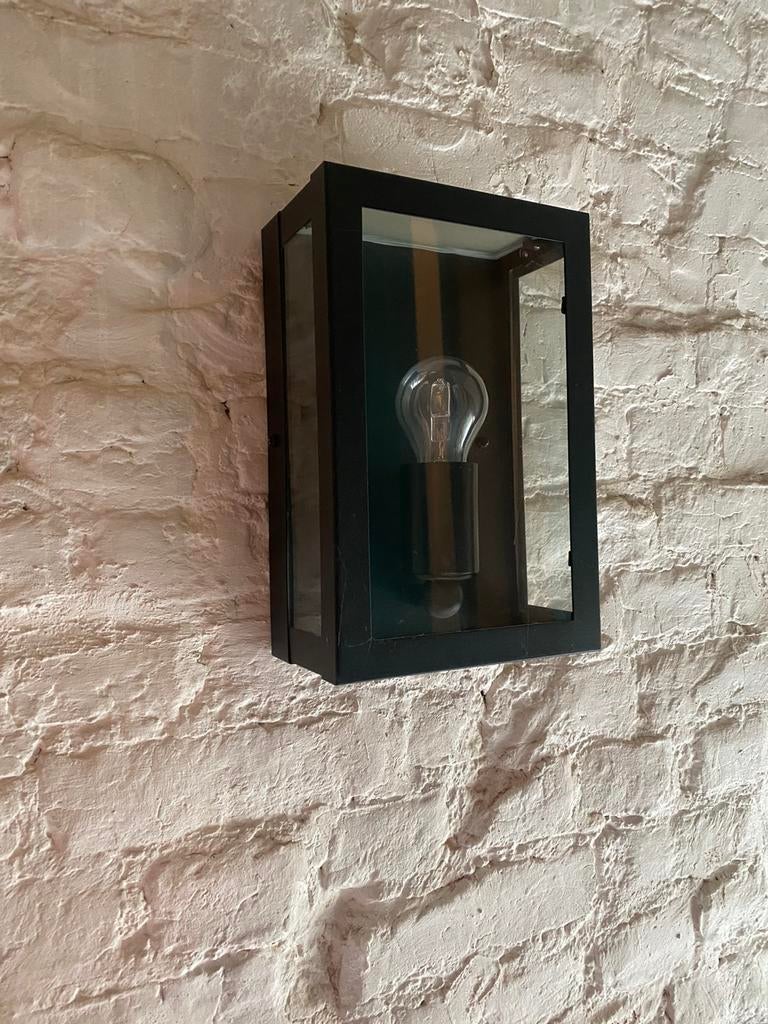 Zwarte muurlamp, Ophalen