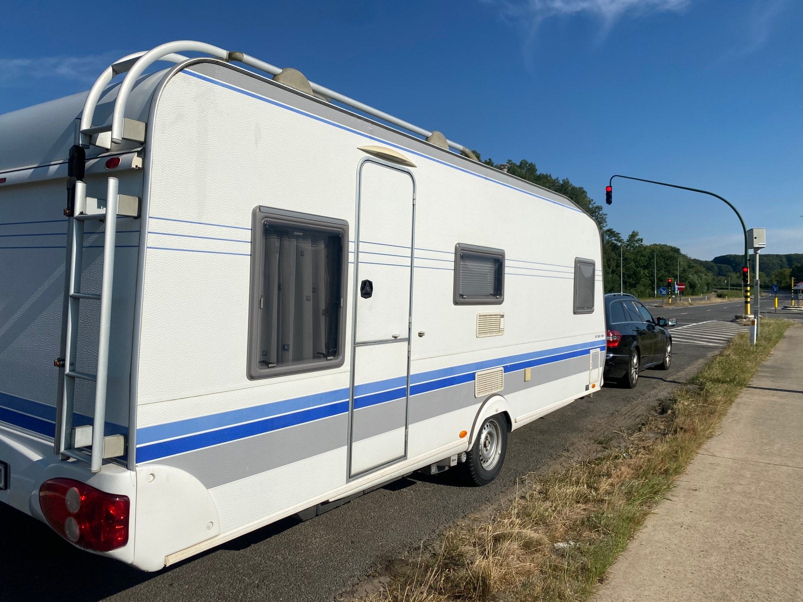 Lit superposé Caravan Hobby 560, Caravanes & Camping, Caravanes, Particulier, jusqu'à 6, 1250 - 1500 kg, Banquette en rond, Hobby
