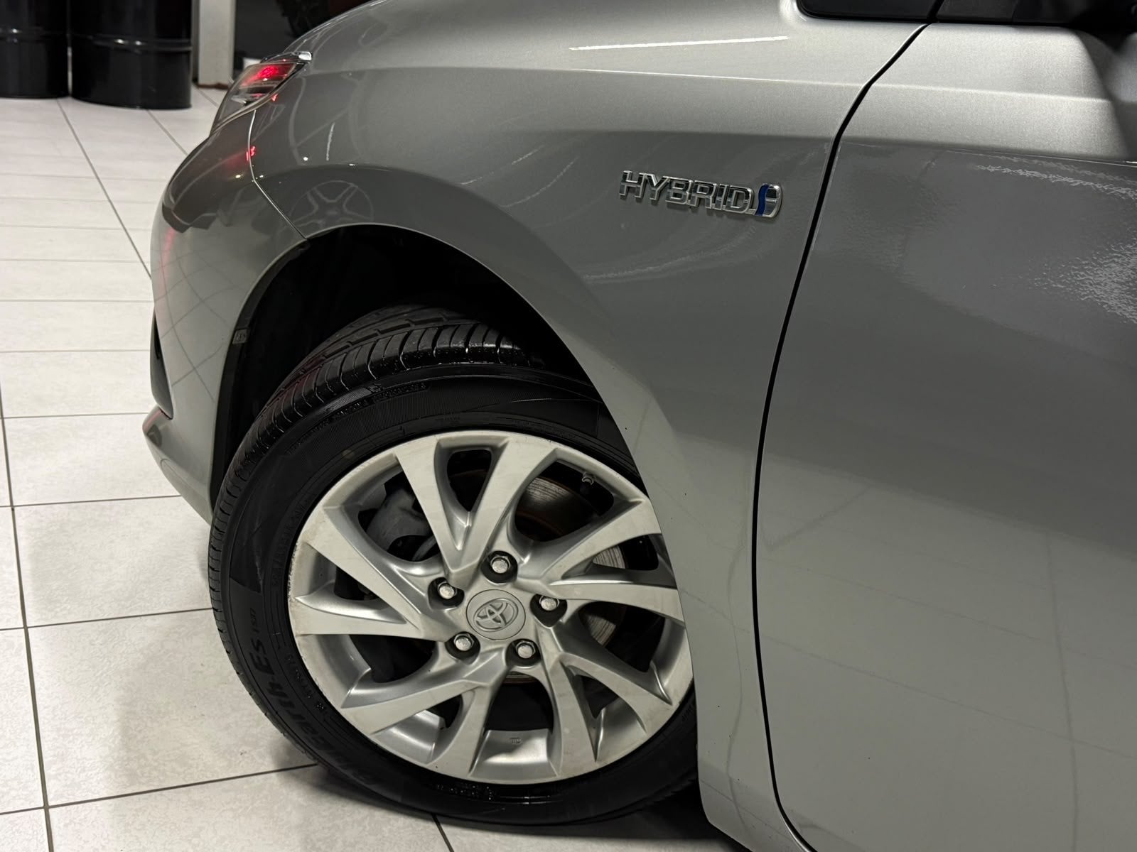 Toyota Auris 50th 1.8 Essence/Hybride Automatique 73kW Euro, Autos, Argent ou Gris, Achat, Entreprise, Volant multifonction