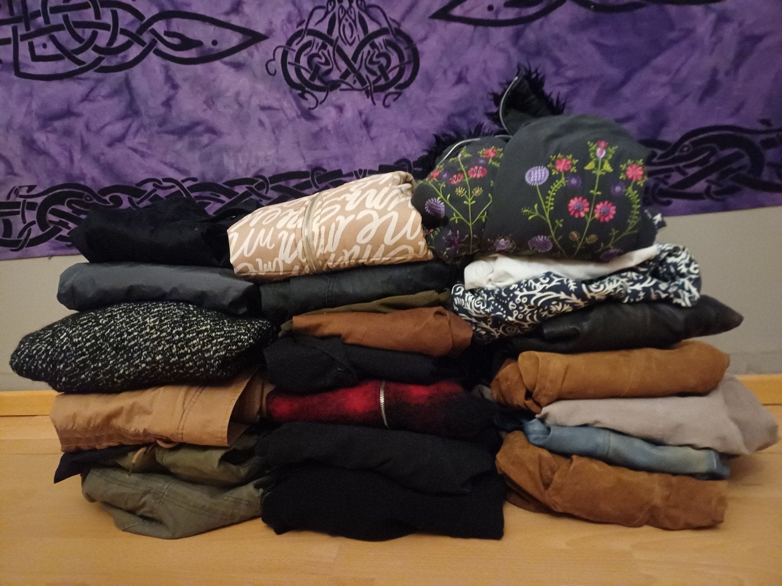 een pakket jassen en vestjes., Ophalen, Gedragen