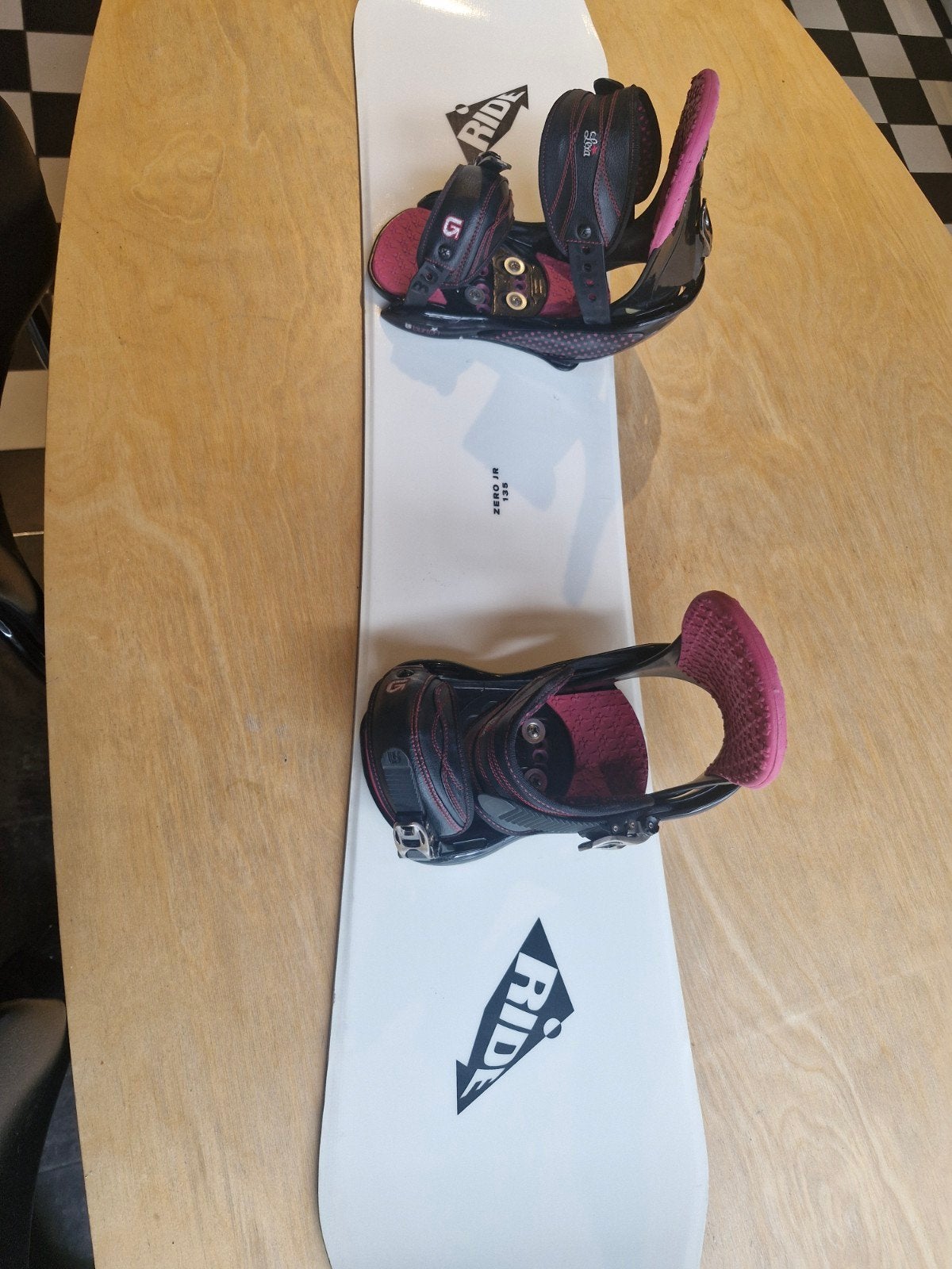 Ride zero junior 135 cm met Burton Lexa bindingen, Sports & Fitness, Enlèvement, Utilisé, Planche