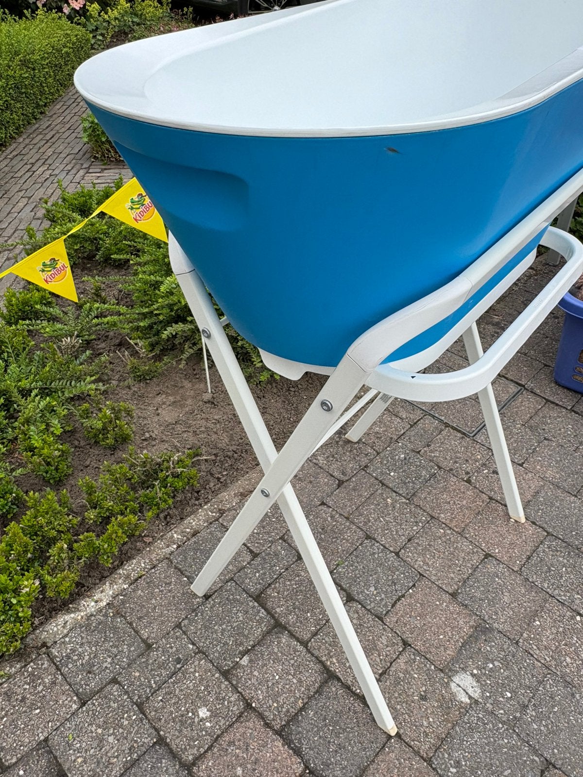 Bébé-jou babybadje met standaard - Blauw/Wit, Kinderen en Baby's, Badjes en Verzorging, Ophalen, Zo goed als nieuw, Badje, Bébé-jou