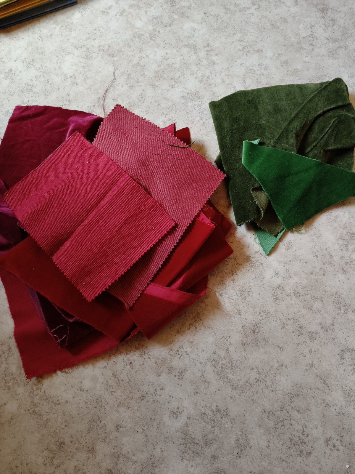 rest fluwelen stof in rood en groen voor feestdagen, Hobby en Vrije tijd, Ophalen, Groen