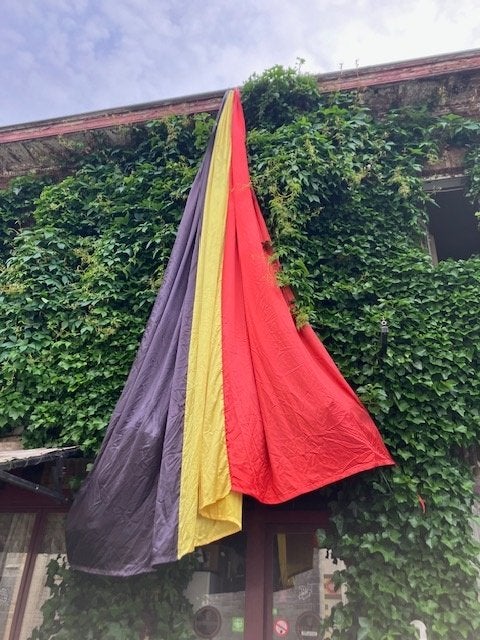 GRAND DRAPEAU BELGE 4.5 M DE LARGE ET 5 M DE LONG. SATIN., Divers, Enlèvement ou Envoi, Utilisé