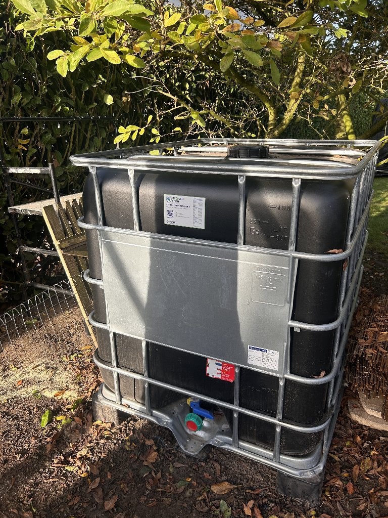 Cuve IBC noire 1000 litres avec cage métallique., Enlèvement, Comme neuf