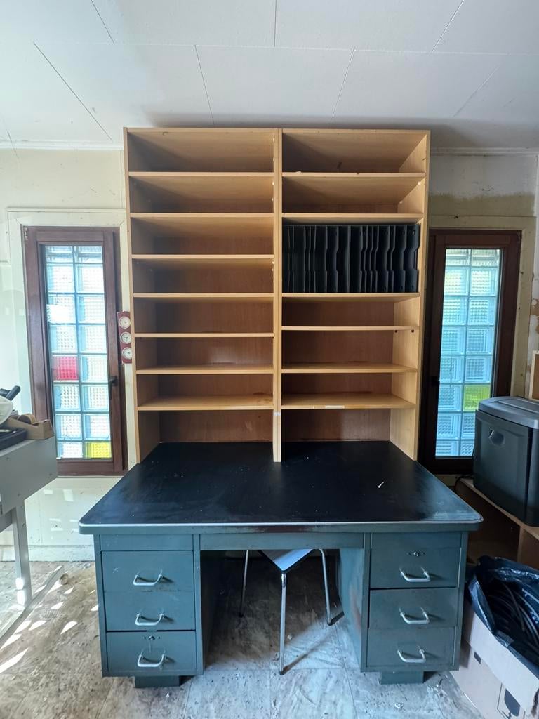 Bureau industrie Metal avec etageres, Enlèvement, Comme neuf