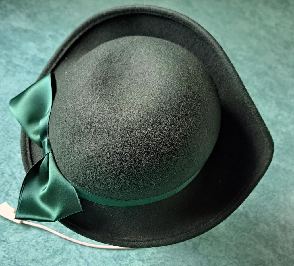 Chapeau vert avec nœud made in Italy diamètre 18 cm, Enlèvement ou Envoi, Comme neuf
