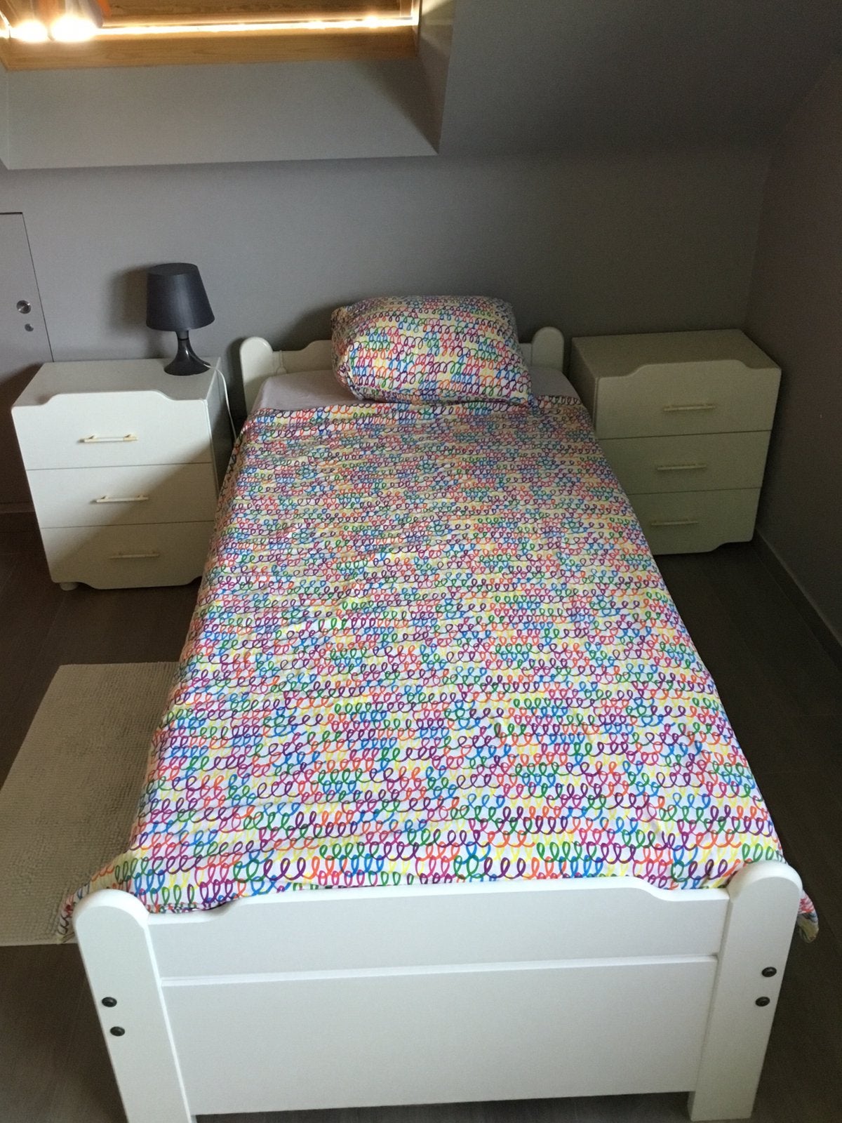 Bed met bijhorende nachttafels en boekenrek, Huis en Inrichting, Ophalen, Zo goed als nieuw