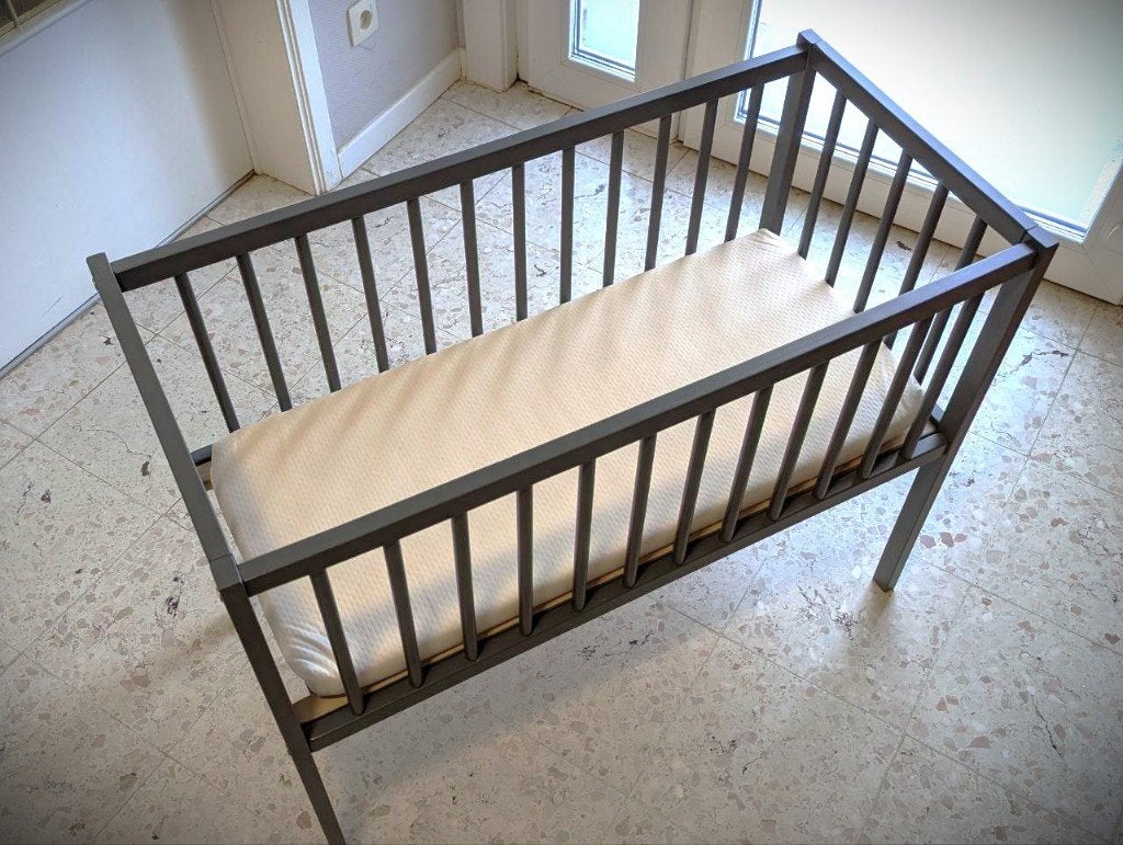 Baby bed gray + mattress, Enlèvement ou Envoi, Matelas, Moins de 70 cm, Comme neuf