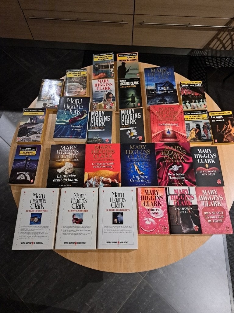 Mary Higgins Clark : 27 livres en parfait état, Livres, Enlèvement, Comme neuf, Mary Higgins Clark