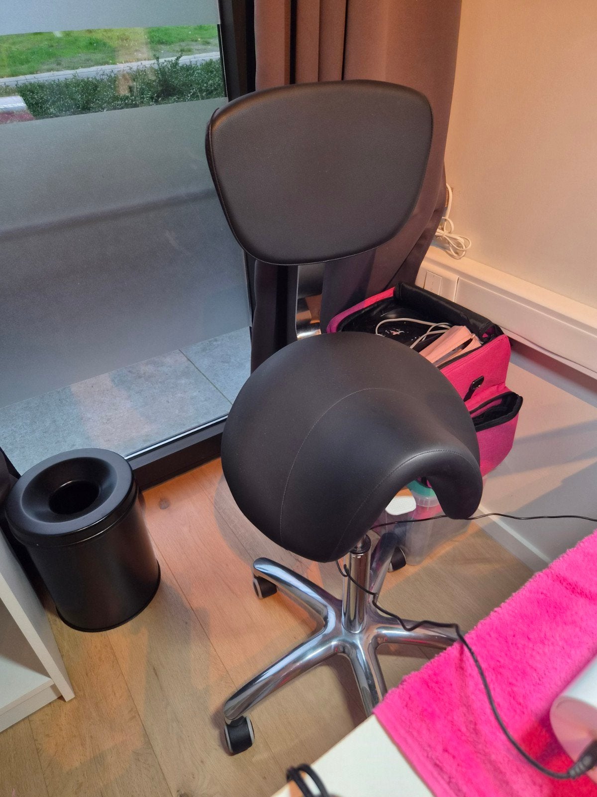 Ergonomische stoel pedicure, kapper, schoonheidssalon..., Ophalen, Ergonomisch, Zo goed als nieuw, Zwart